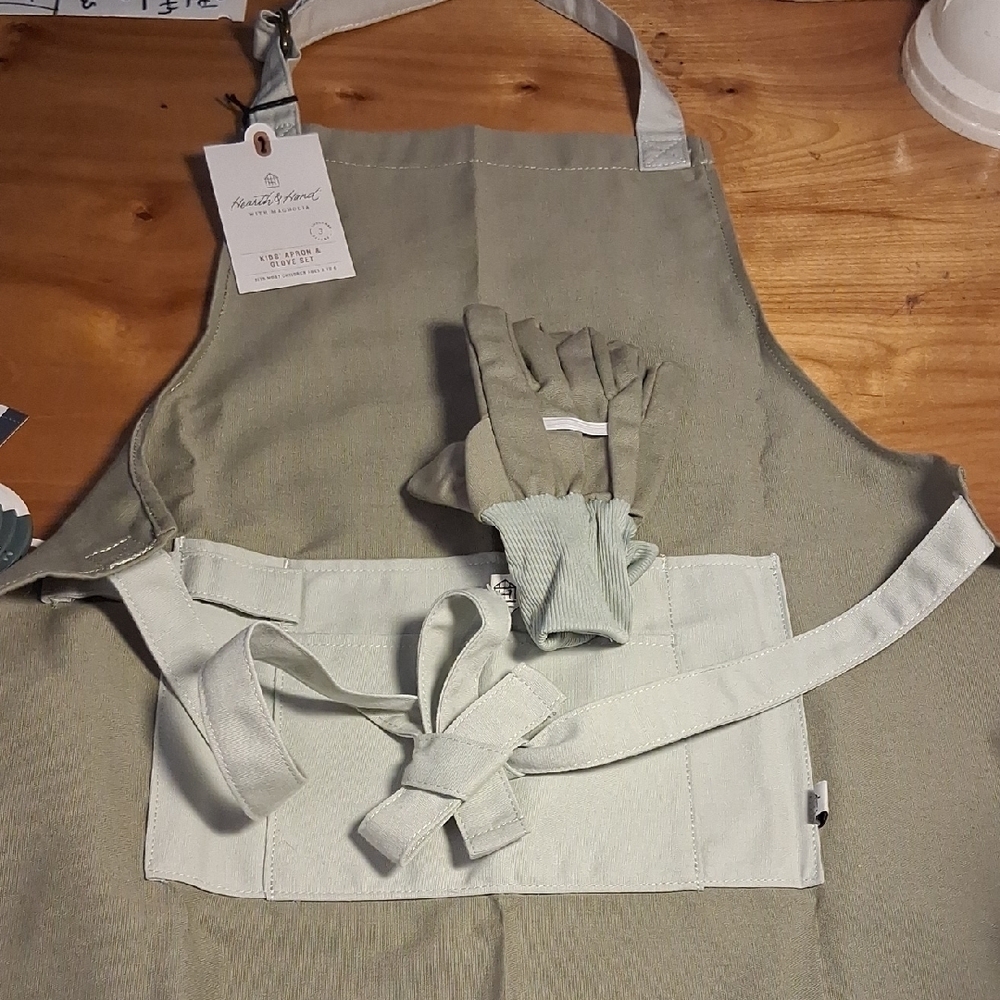 Hearth & Hand Kids Apron and Glove Set